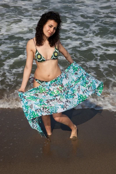 Jeune femme en maillot de bain sur les mers — Photo