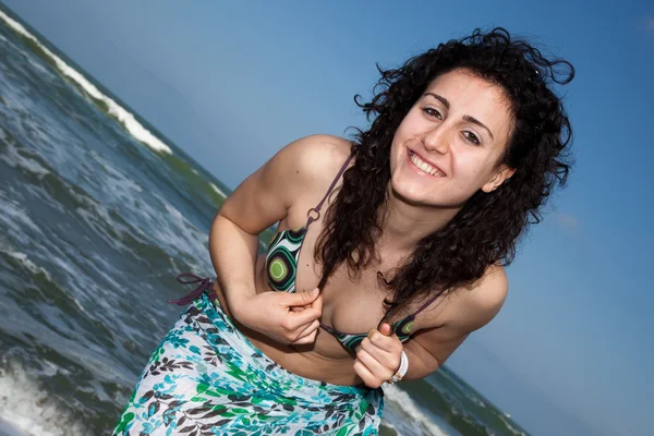 समुद्रों पर तैराकी सूट पहनने वाली एक युवा महिला — स्टॉक फ़ोटो, इमेज