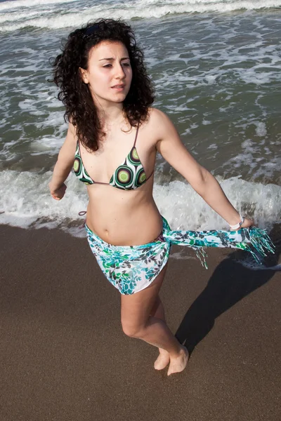 젊은 여자는 바다에서 수영복을 입고 — 스톡 사진
