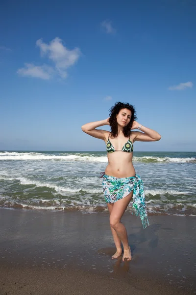 Młoda kobieta ubrana w strój kąpielowy w morzu — Zdjęcie stockowe