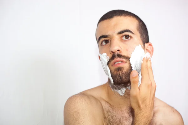 Man förbereder sig för att raka sig — Stockfoto