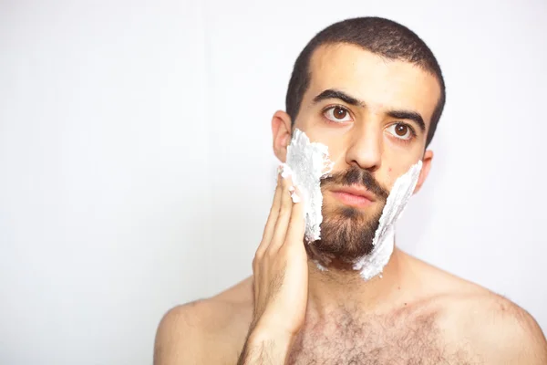Hombre preparándose para afeitarse — Foto de Stock