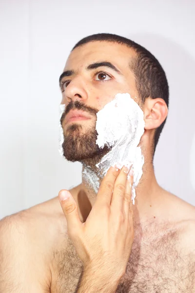 Homem se preparando para se barbear — Fotografia de Stock