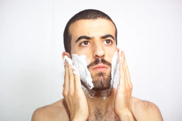 Adam kendini tıraş olmaya hazırlanıyor — Stok fotoğraf