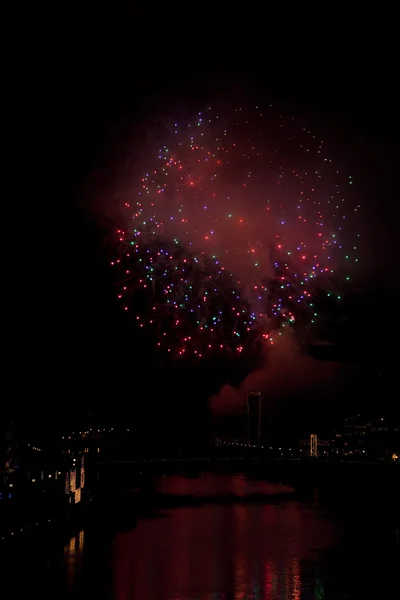 Fuochi d'artificio e loro riflessione nel fiume — Foto Stock