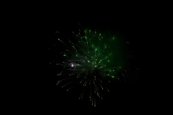 Fuochi d'artificio e loro riflessione nel fiume — Foto Stock