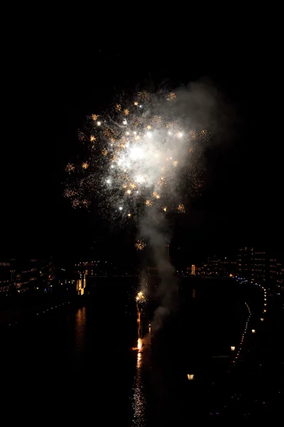 Fogos de artifício e sua reflexão no rio — Fotografia de Stock