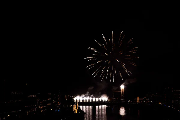 Fireworks en hun weerspiegeling in de rivier — Stockfoto