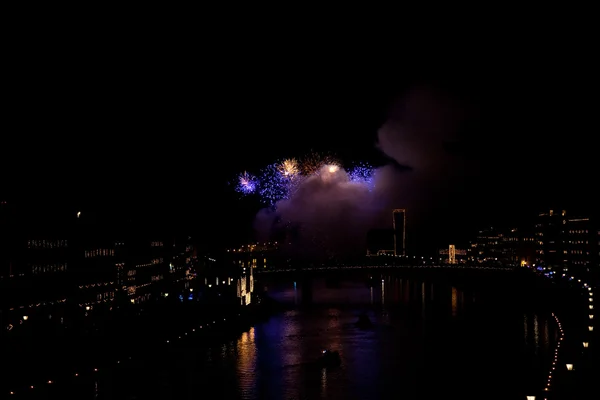 Fogos de artifício e sua reflexão no rio — Fotografia de Stock