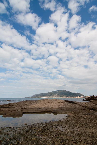 Широкий англоязычный вид на море с облачным небом — стоковое фото