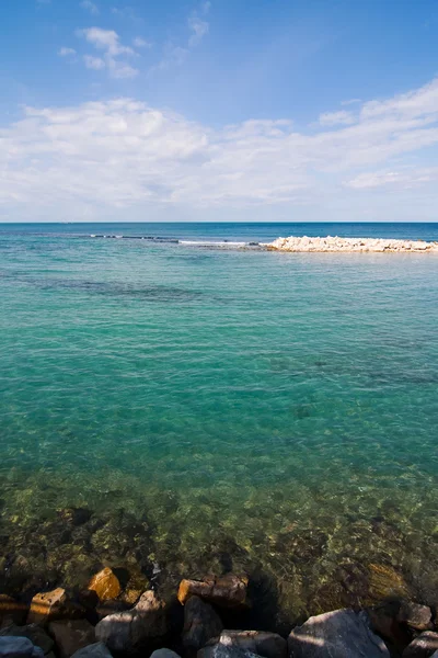 Limpe a água do mar em um dia ensolarado, vista ampla do ângulo — Fotografia de Stock