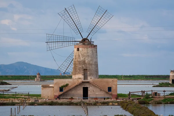 Moulin à vent dans une mine de sel près de Trapani, en Sicile — Photo