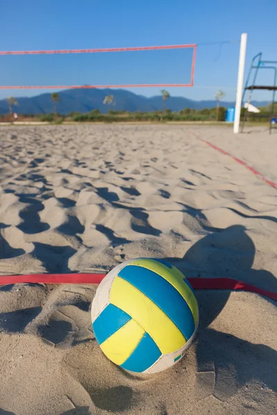 Selektive Fokussierung auf Beachvolleyball neben Spielplatz — Stockfoto