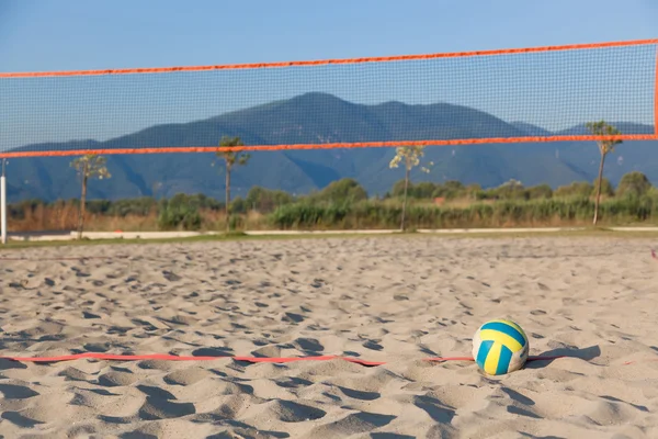 Visão seletiva do foco da bola de vôlei de praia ao lado do playground — Fotografia de Stock