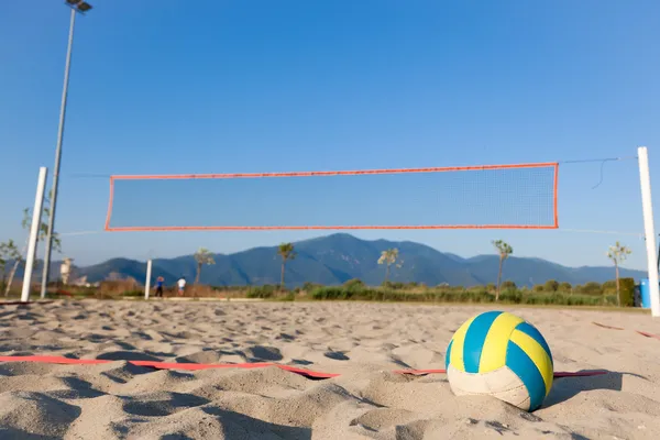 Избирательный вид на пляж и мяч рядом с детской площадкой — стоковое фото