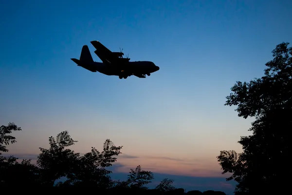Silhueta de Lockheed C-130 Hércules ao anoitecer — Fotografia de Stock