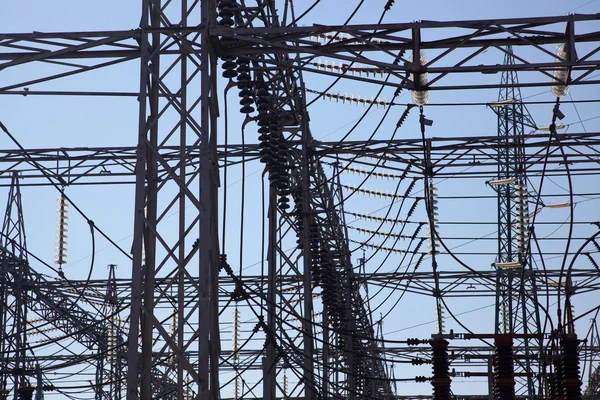 Hoogspanning lijnen in een elektriciteitscentrale — Stockfoto