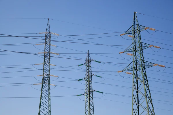 Linhas de alta tensão em uma central elétrica — Fotografia de Stock
