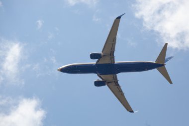 Boeing 737 ile bulutlu gökyüzü arka plan olarak alt