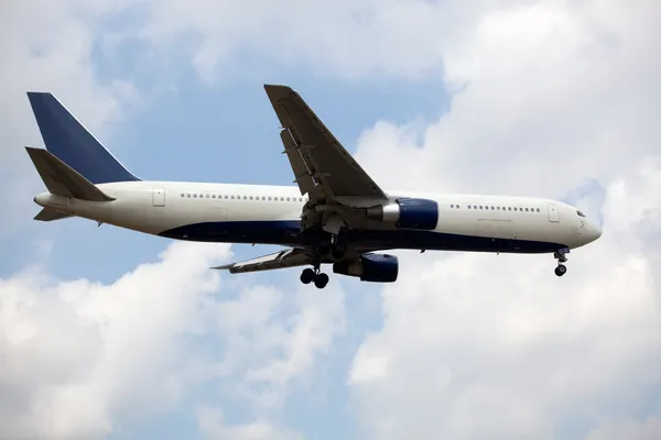 Боїнг 767 наближається до аеропорту, перед посадкою — стокове фото