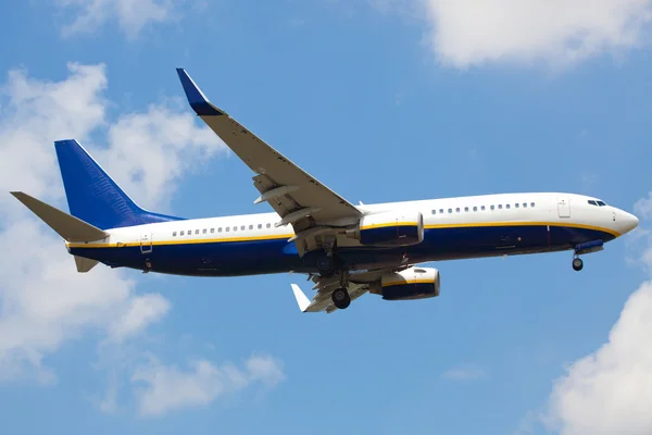 ボーイング 737-400 の着陸の前に空港に近づいています。 — ストック写真