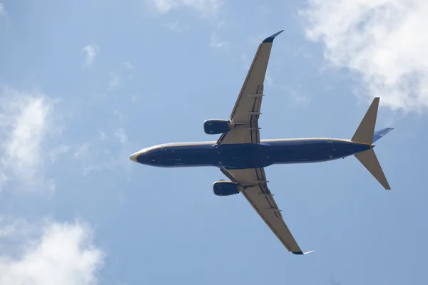 Boeing 737 z dolní s zamračená obloha jako pozadí — Stock fotografie