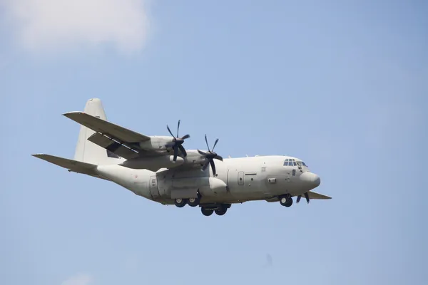 洛克希德公司 c-130 大力神接近机场 — 图库照片