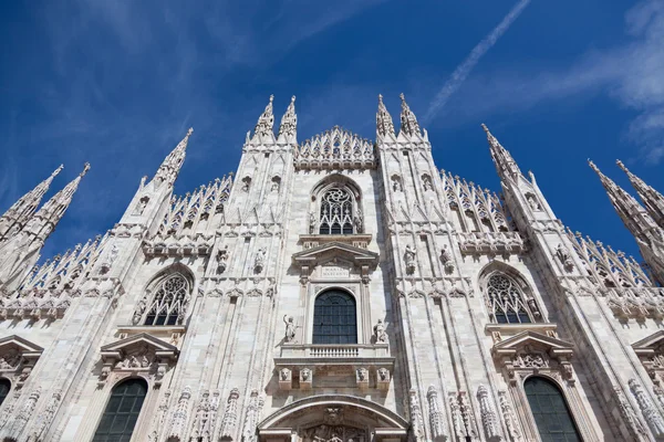 Catedral de Milán Fachada desde la parte inferior con cielo azul — Foto de Stock