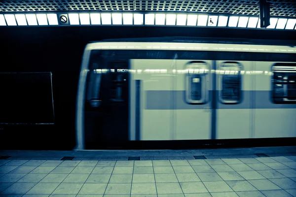 Trem de metrô em movimento na estação — Fotografia de Stock