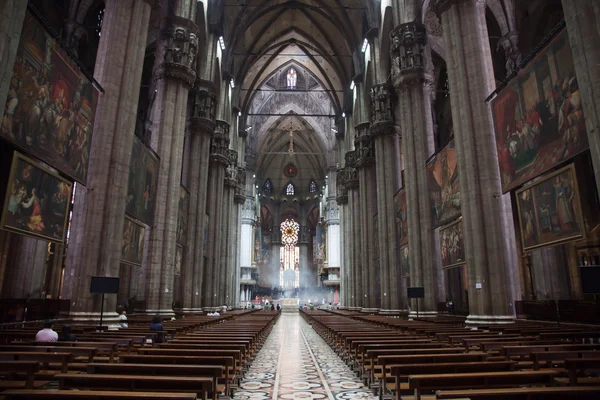 Milano Katedrali'ne iç görünüm — Stok fotoğraf