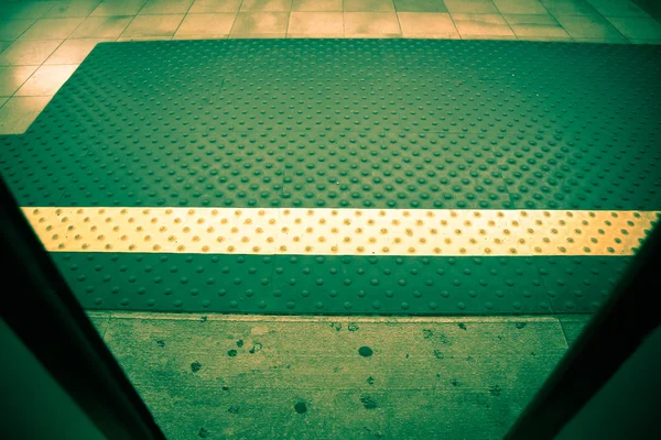 Do Not Cross the Yellow Line. — Stock Photo, Image