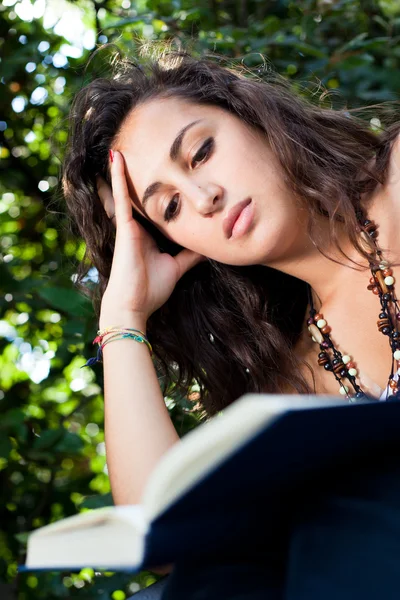 Chica en el parque leyendo un libro — Foto de Stock
