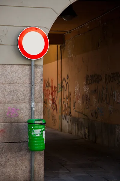 Πινακίδα απαγόρευσης με πράσινο κάδο απορριμμάτων στο Μιλάνο — Φωτογραφία Αρχείου