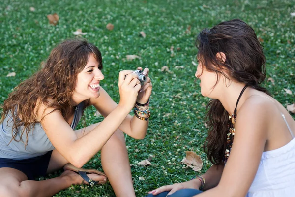 Meisje op het nemen van foto's aan haar vrouwelijke vriend park — Stockfoto