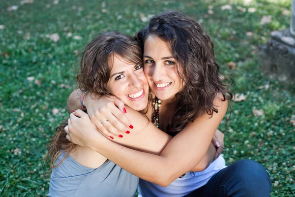 Twee meisjes zelf knuffelen strak — Stockfoto