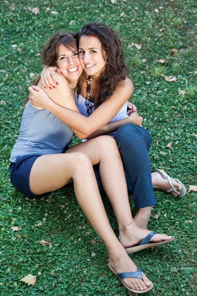 Две девушки крепко обнимаются — стоковое фото
