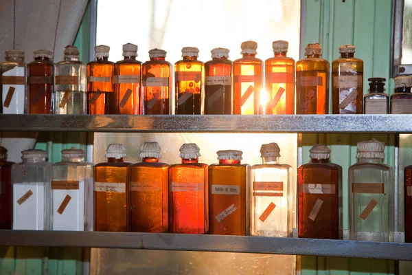 Старые стеклянные бутылки со зельем и лекарствами — стоковое фото