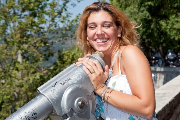 Sorridente ragazza bionda che cerca attraverso il telescopio con viso sorpreso — Foto Stock