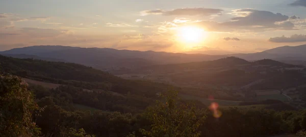 Панорамний вид на захід сонця в гірський ландшафт — стокове фото