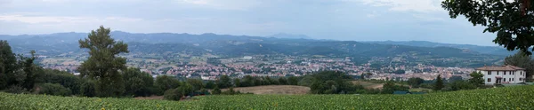 Panoramisch uitzicht van een stad op de Tiber-vallei in Umbrië — Stockfoto