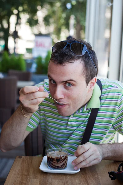 Hombre bebiendo una crema de café —  Fotos de Stock