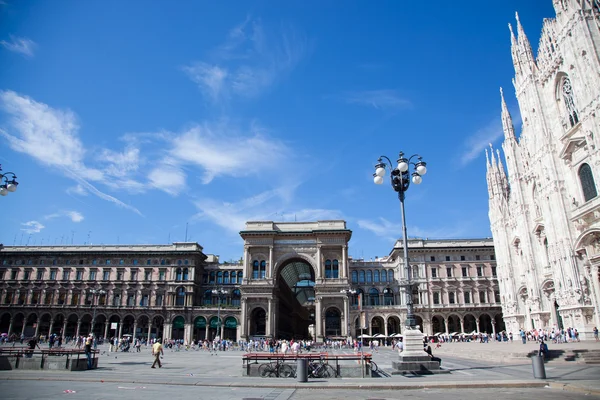 ミラノ大聖堂のファサードとそれの前の広場 — ストック写真