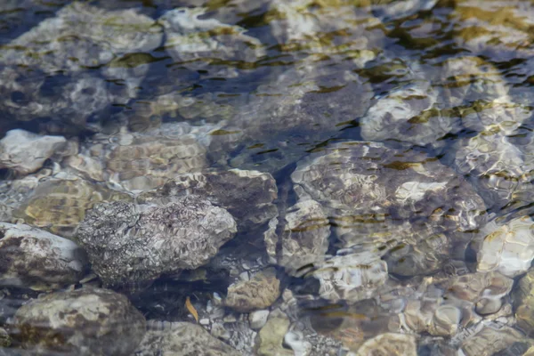 背景の石の下で水の表面をオフします。 — ストック写真