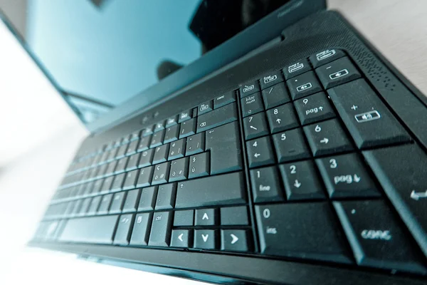 Διαστρεβλωμένη άποψη ενός πληκτρολογίου laptop — Φωτογραφία Αρχείου