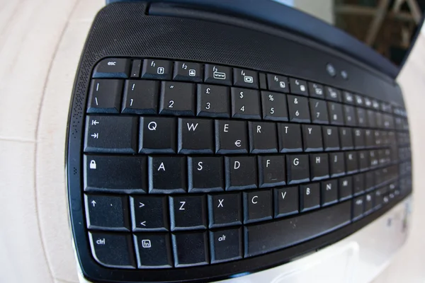 Çarpık bir dizüstü bilgisayar klavye görünümünü — Stok fotoğraf