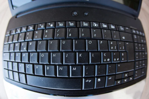 Vista distorsionada de un teclado portátil — Foto de Stock
