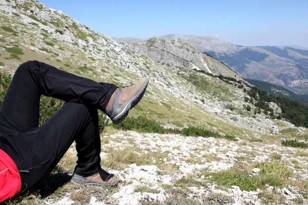 Pessoa Relaxe no topo de uma montanha contra o Grande Panorama — Fotografia de Stock