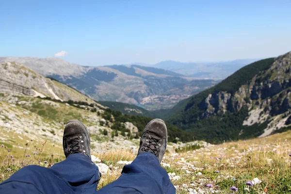 Osoba relaks na szczycie góry przeciwko Wielkiej panoramy — Zdjęcie stockowe