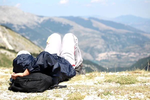 Πρόσωπο να χαλαρώσετε στην κορυφή ενός βουνού κατά μεγάλο πανόραμα — Φωτογραφία Αρχείου
