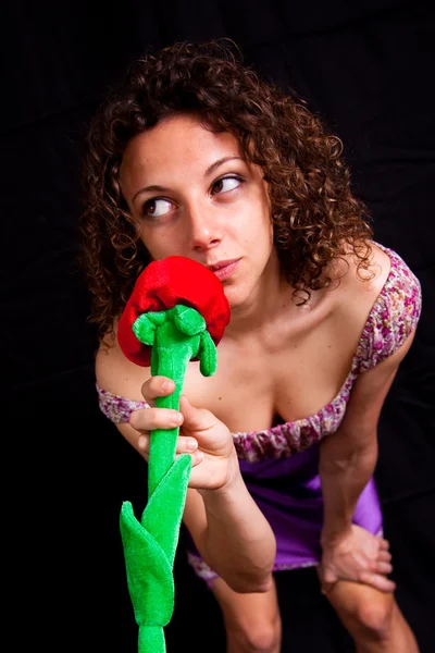 Garota engraçada jogar com uma flor de brinquedo — Fotografia de Stock